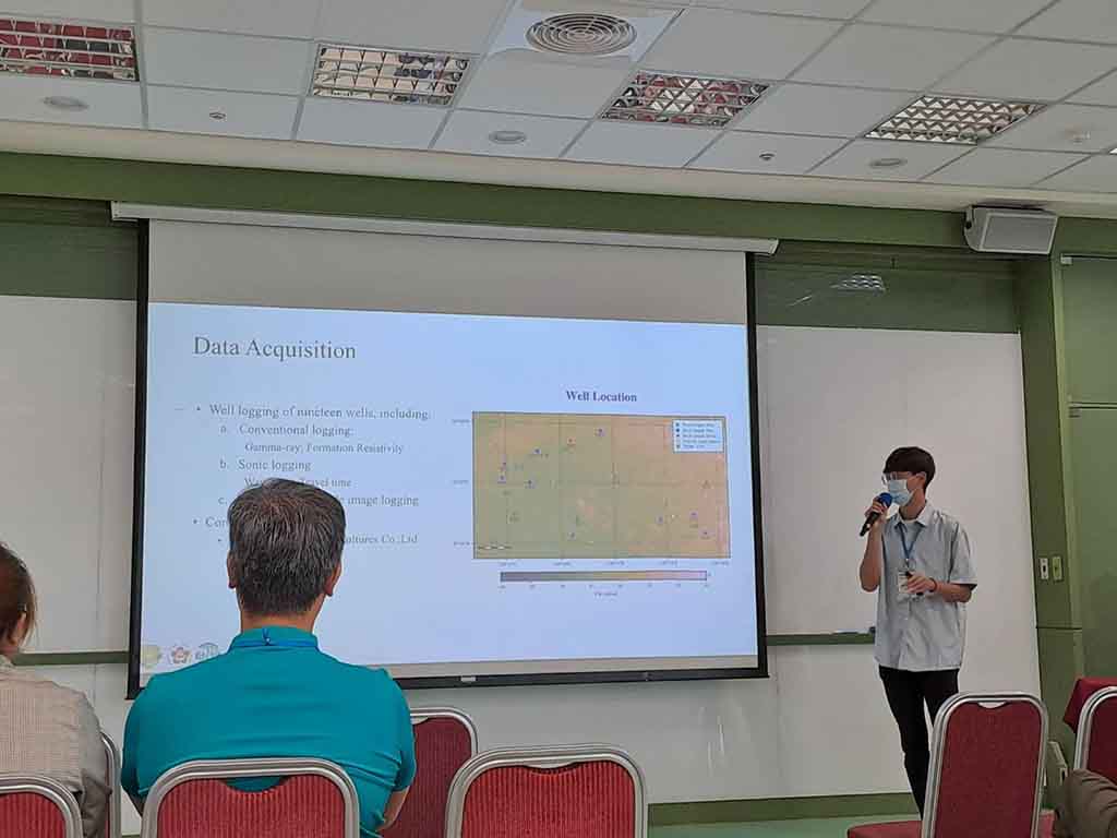 碩士生：施仲韋