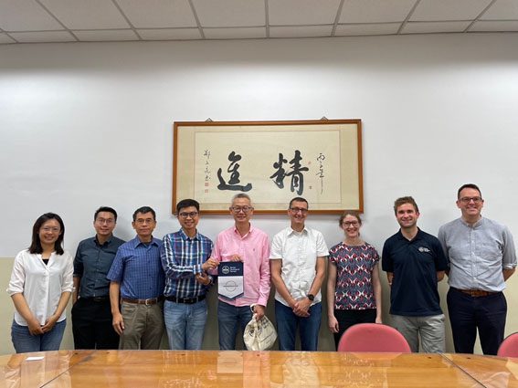 英國地質調查所研究團隊(照片右起Dr. Christopher Jackson、Dr. Jonathan Mackay、Dr. Kathryn Leeming、英方計畫主持人Dr. John Bloomfield)贈送系主任向性一教授紀念錦旗