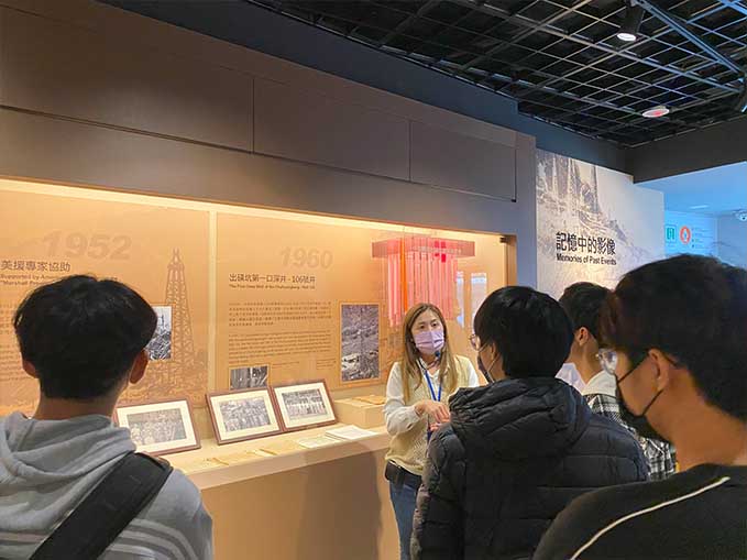 圖 9、解說人員講解台灣石油產業發展歷史