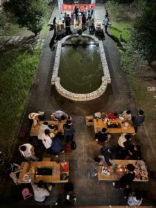 圖／同學們陸續進場，準備烤肉