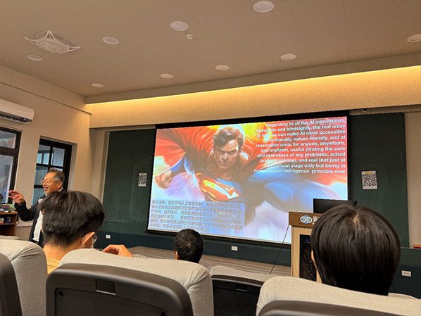照片站立者為駱榮富教授
