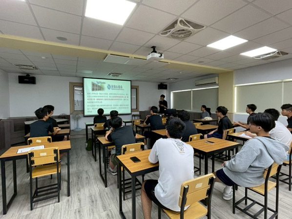 圖一、李政翰老師於台南一中進行系所介紹