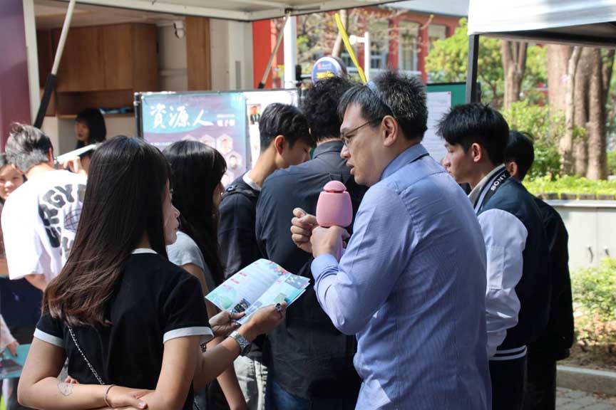 圖：吳泓昱老師對參訪者解說