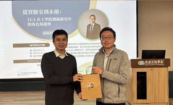 葉信富老師代表頒贈紀念品