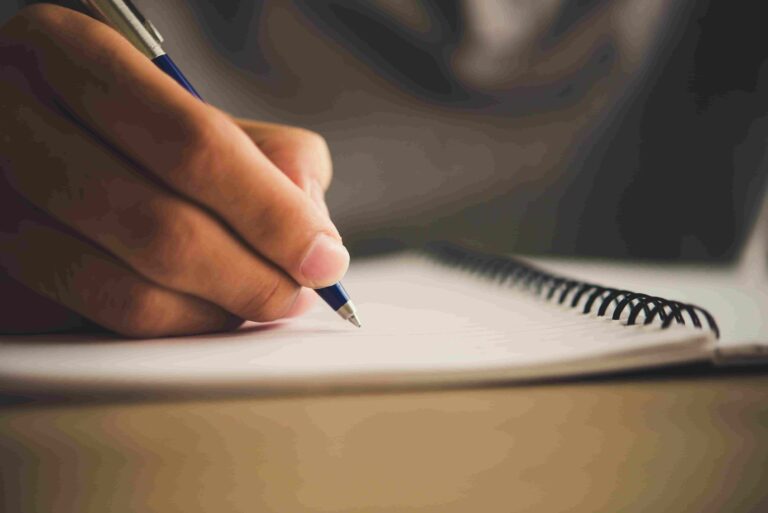 fingers-note-report-journalist-filling (1)